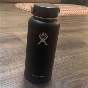 Black hydro flask 32 oz